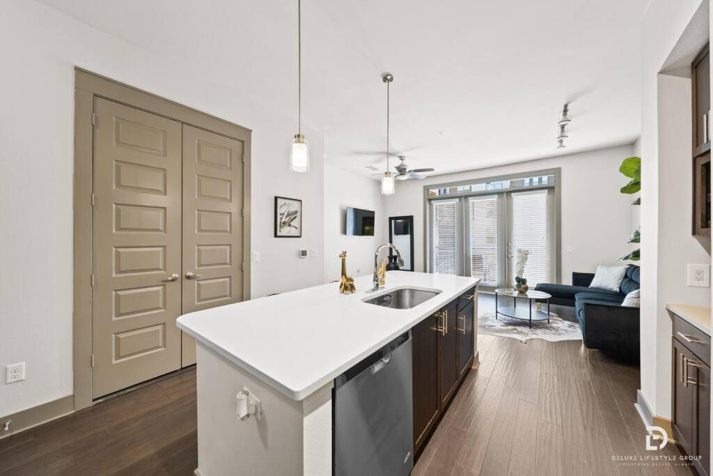 Downtown Houston Deluxe King Suite With Spa Amenities, Pool And Free Parking Ngoại thất bức ảnh