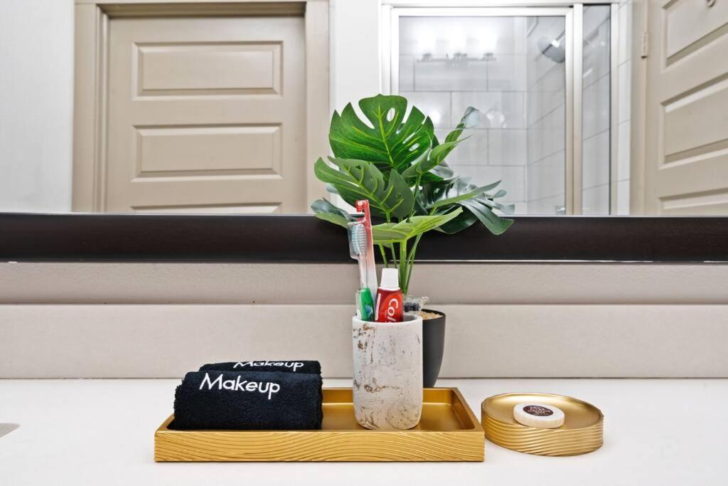 Downtown Houston Deluxe King Suite With Spa Amenities, Pool And Free Parking Ngoại thất bức ảnh