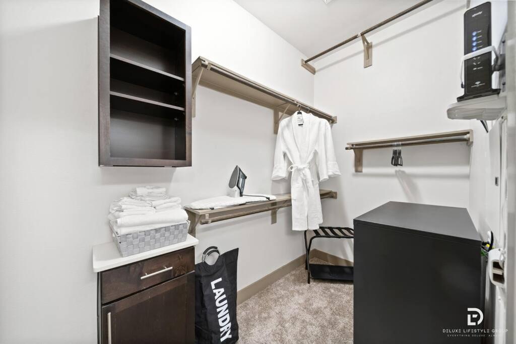 Downtown Houston Deluxe King Suite With Spa Amenities, Pool And Free Parking Ngoại thất bức ảnh