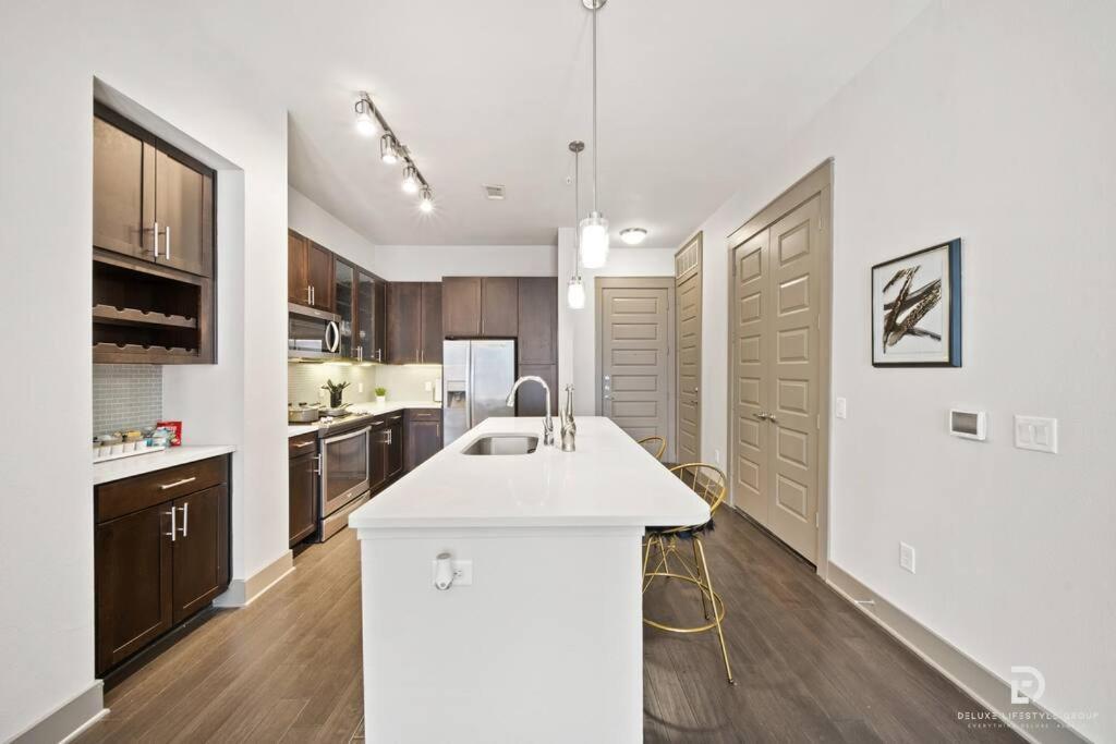 Downtown Houston Deluxe King Suite With Spa Amenities, Pool And Free Parking Ngoại thất bức ảnh