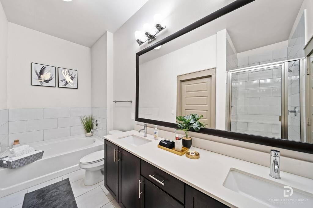 Downtown Houston Deluxe King Suite With Spa Amenities, Pool And Free Parking Ngoại thất bức ảnh